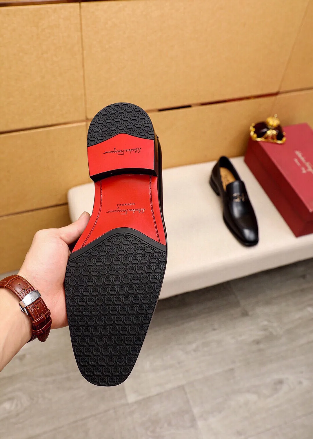 Men's shoes 💰480 💐 Product trademark: Ferragamo "Ferragamo" casual leather shoes Regular size: 38-44 (45🉑️customized) Product materials: Selected imported first-layer calfskin upper + luxury hardware buckle, imported water-dyed cow leather lining. Strong three-dimensional visual effect, original outsole color: 1⃣️color optional